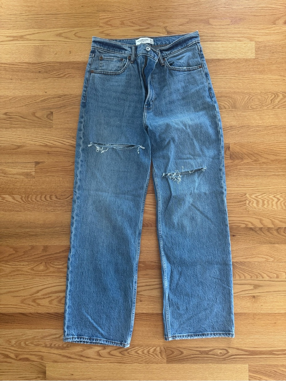 Abercrombie & Fitch- The 90’s Relaxed High Rise Jean- 6 Short